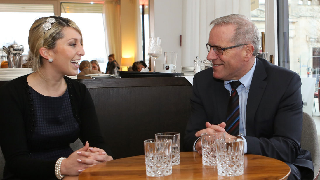 Im Gespräch am Lounge-Tisch: Sozialstaatssekretär Johannes Hintersberger und Melanie Muth, Betriebsleiterin des Restaurants „Ella“ in München.