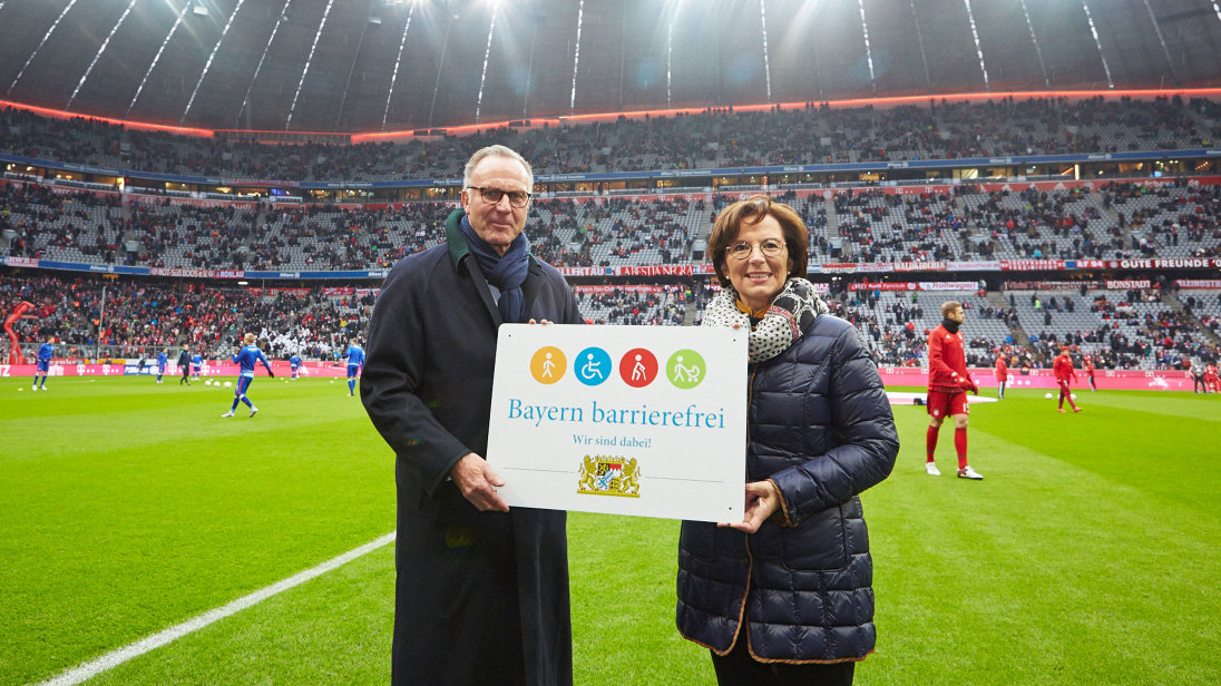 Sozialministerin Emilia Müller und FC-Bayern-Chef Karl-Heinz Rummenigge mit dem Signet „Bayern barrierefrei“.