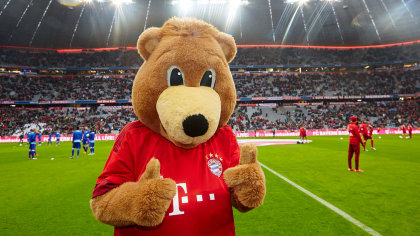 Das Maskottchen des FC Bayern in der Allianz Arena.