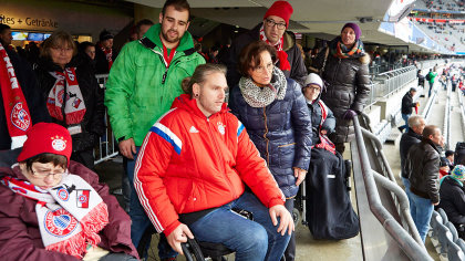 Fans mit Behinderung stellen Sozialministerin Müller die rollstuhlgerechten Tribünenplätze vor.