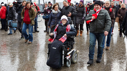 Fußballfans auf dem Weg ins Stadion.