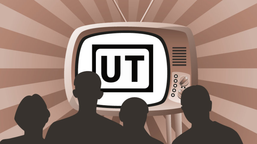 Illustration: Auf einem TV-Bildschirm steht groß die Abkürzung UT. Davor sitzen vier Personen.