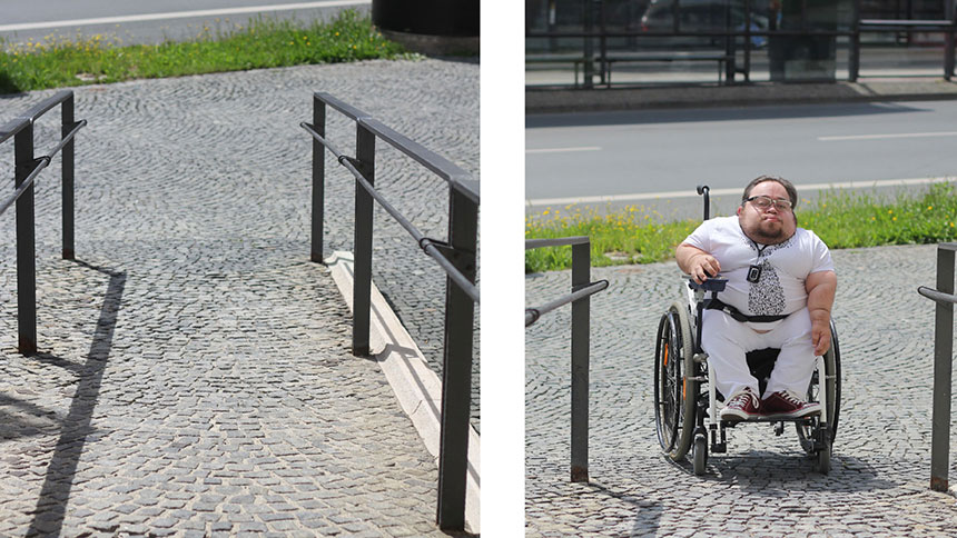 Bild 1: Eine Rollstuhlrampe mit Kopfsteinpflaster von oben aufgenommen. Bild 2: Benedikt Lika am Fuße der Rampe.