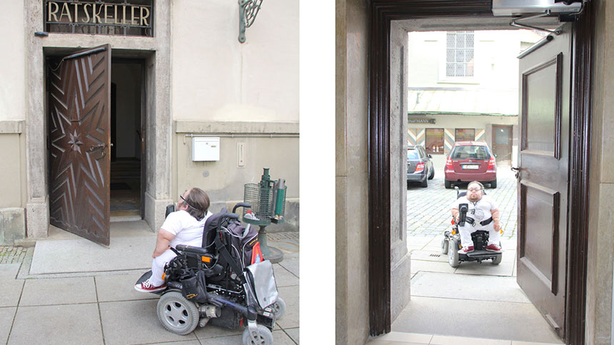 Bild 1: Benedikt Lika mit seinem Rollstuhl vor der geöffneten Tür eines historischen Gebäudes. Über der Tür steht die Aufschrift „Ratskeller“. Bild 2: Blick aus dem Gebäude auf Benedikt Lika.