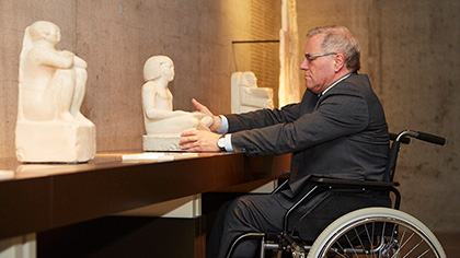 Johannes Hintersberger erforscht mit Rollstuhl den Raum „Ägypten erfassen“.