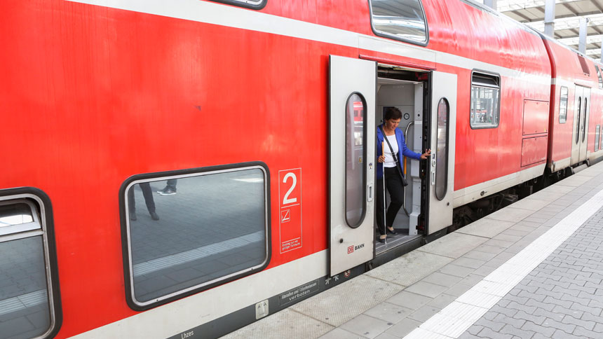 Irmgard Badura steigt aus einem Zug.