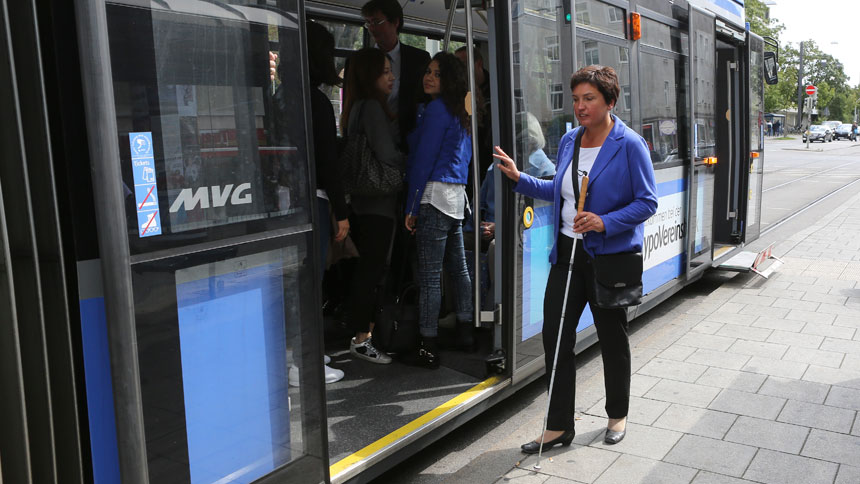 Irmgard Badura steigt in eine Straßenbahn ein.