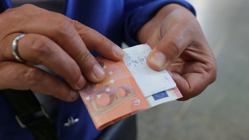 Nahaufnahme: Mess-Schiene (Schablone) zum Erkennen von Geldscheinen.