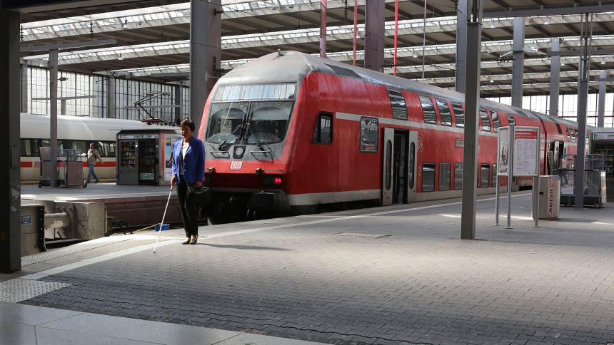 Irmgard Badura folgt dem taktilen Bodenleitsystem bis zum Anfang des Bahnsteigs.