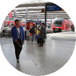 Irmgard Badura durchquert die Bahnhofshalle.
