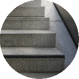 Eine Treppe mit einer tastbaren Markierung an der untersten Stufe.