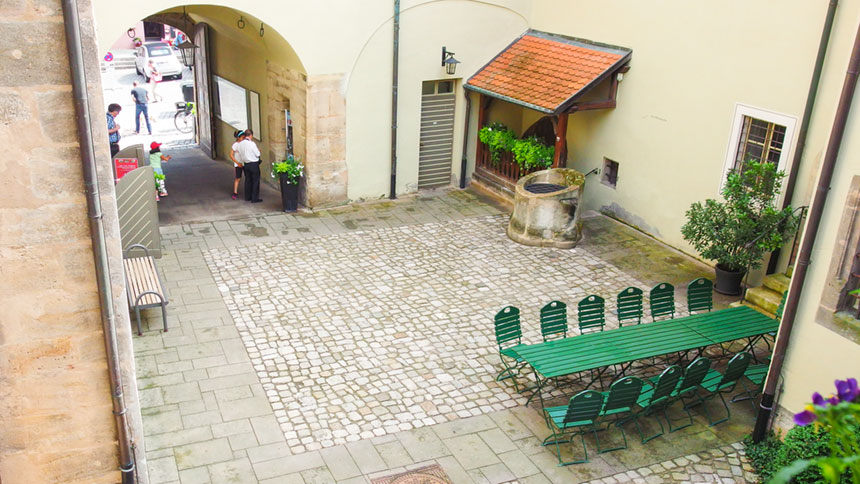 Blick in den Innenhof eines historischen Gebäudes.