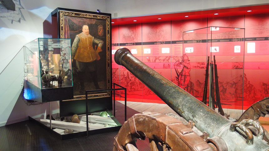 Kanone in einem Museumsraum.