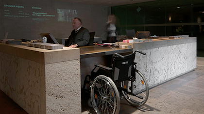 Kassenbereich mit rollstuhlgerechter Theke.