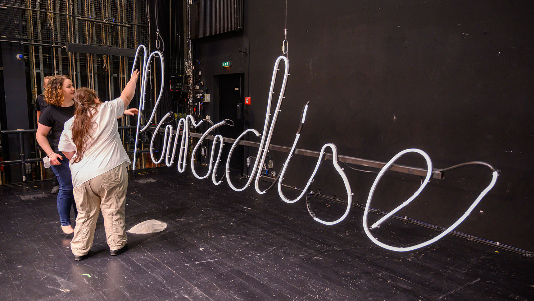 Yvonne Burkhardt ertastet den aus meterhohen Leuchtbuchstaben geformten Schriftzug „Paradise“.