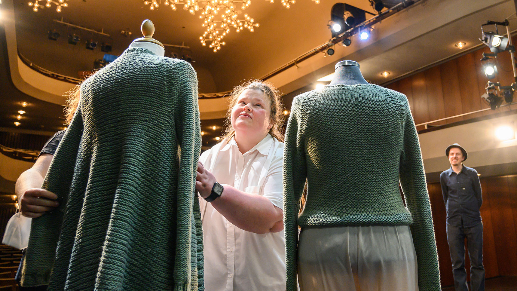 Yvonne Burkhardt betastet Kleidungsstücke auf einer Schneiderbüste.