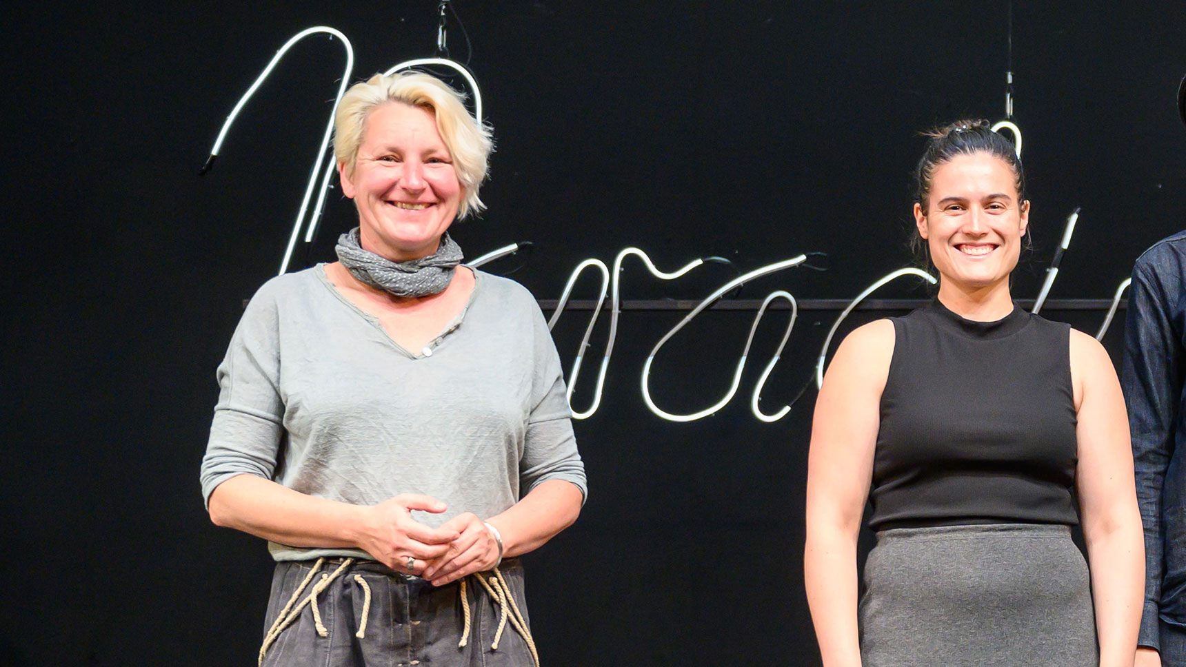 Porträtfoto: die Schauspielerinnen Anke Fonferek und Regina Vogel auf der Bühne. 
