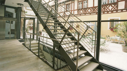Der neue Anbau mit moderner Treppe.