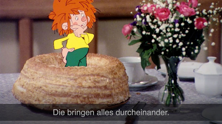 Pumuckl steht in einem Kuchen neben einem Blumenstrauß. Untertitel: Die bringen alles durcheinander.