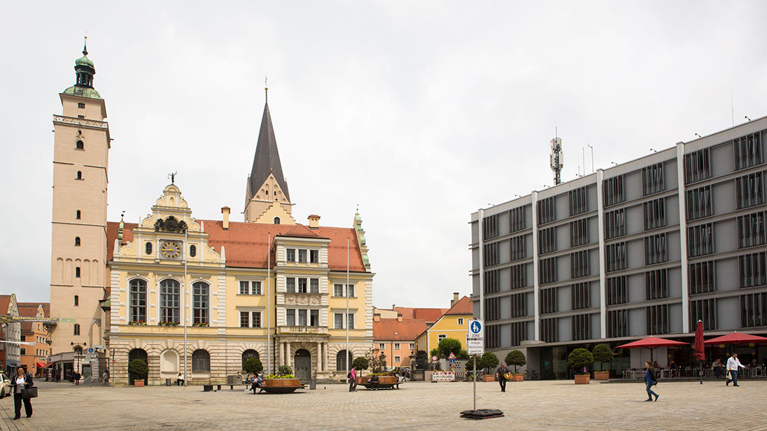 Ingolstädter Rathausplatz mit Altem und Neuem Rathaus.