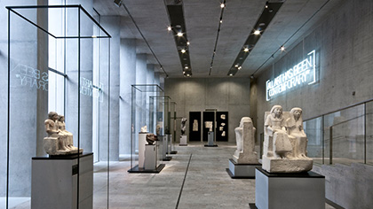 Saal im Ägyptischen Museum mit mehreren Skulpturen.
