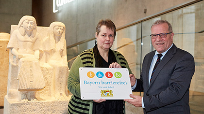 Sylvia Schoske und Johannes Hintersberger mit dem Signet „Bayern barrierefrei“.