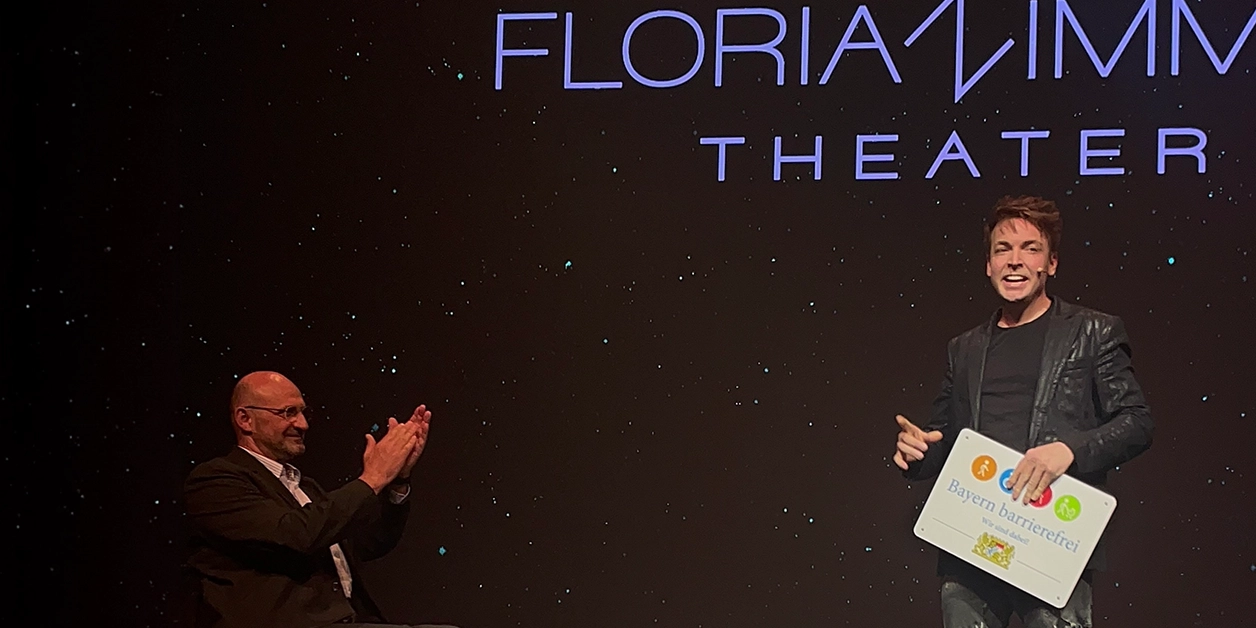 Übergabe des Signets „Bayern barrierefrei“ auf der Bühne des Florian Zimmer Theaters.