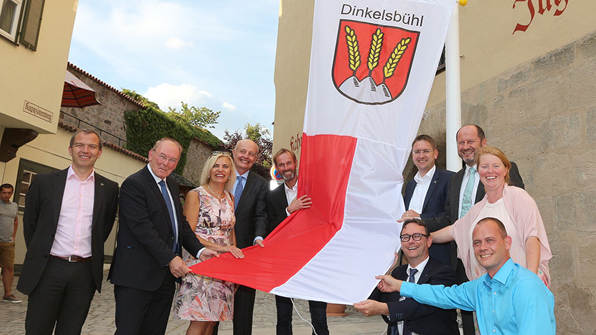 Gruppenfoto mit Fahne der Stadt Dinkelsbühl.