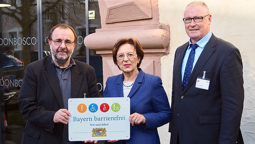 Gruppenbild: Übergabe des Signets „Bayern barrierefrei“.