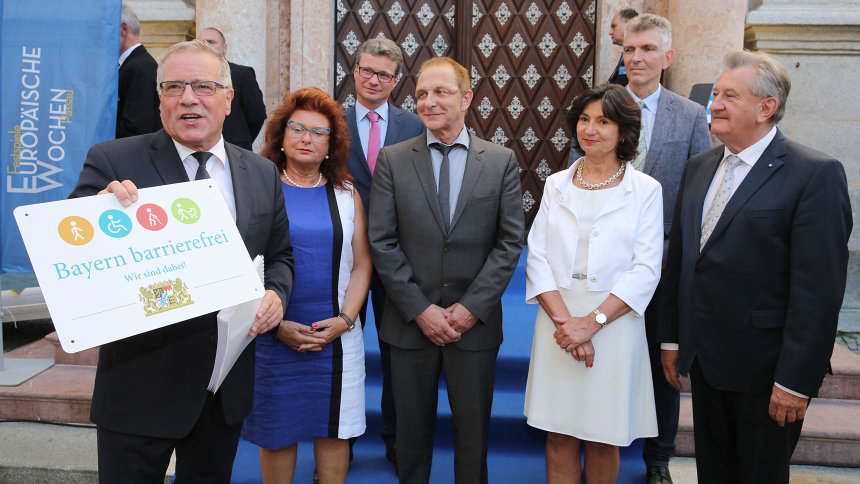 Gruppenbild: Übergabe des Signets „Bayern barrierefrei“.