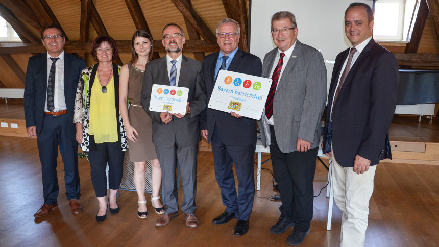 Gruppenbild: Übergabe des Signets „Bayern barrierefrei“.