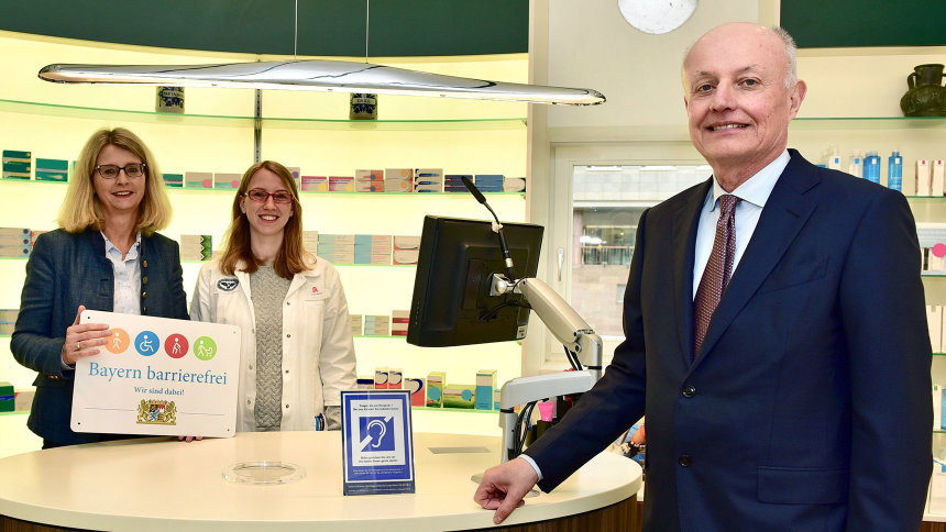 In der Spital Apotheke: Michael Höhenberger mit Inhaberin und Apothekerin, die das Signet präsentieren.