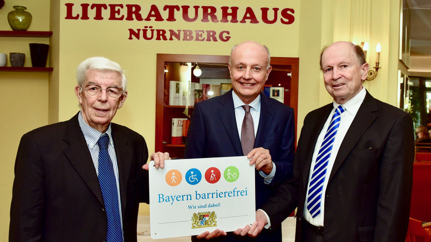 Gruppenbild: Übergabe des Signets „Bayern barrierefrei“.