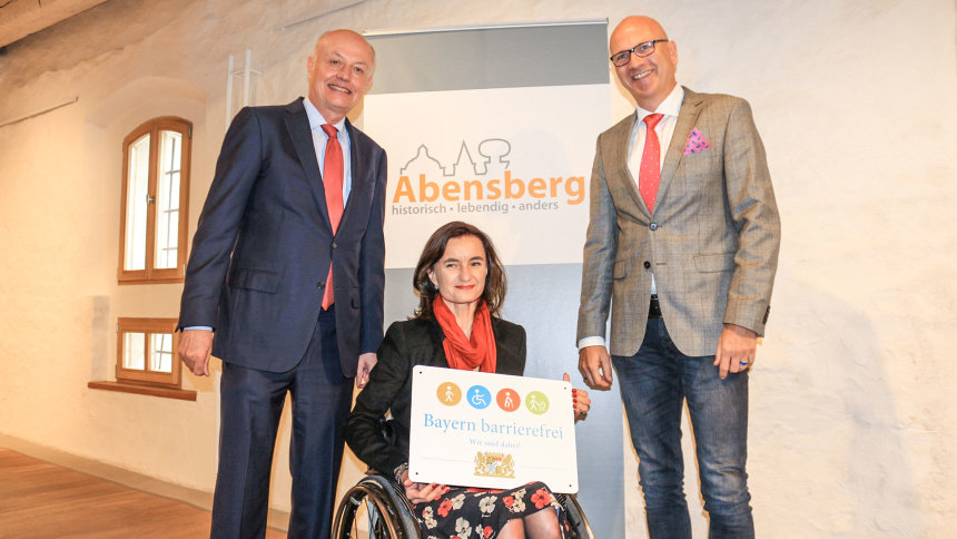 Gruppenbild: Übergabe des Signets „Bayern barrierefrei“.