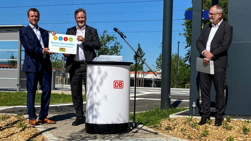 Gruppenbild: Übergabe des Signets „Bayern barrierefrei“.