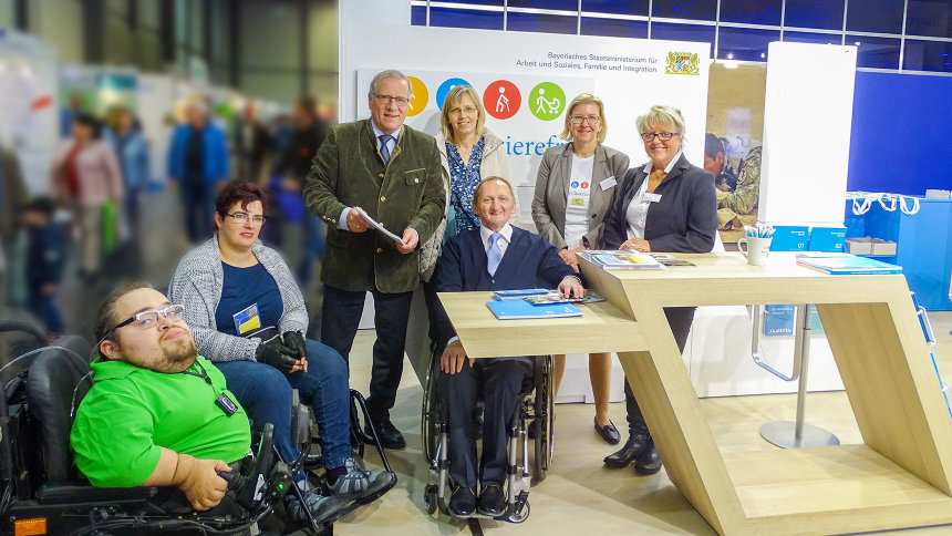 Gruppenfoto: Johannes Hintersberger mit Barrierefrei-Beraterinnen und Gästen am Messestand.