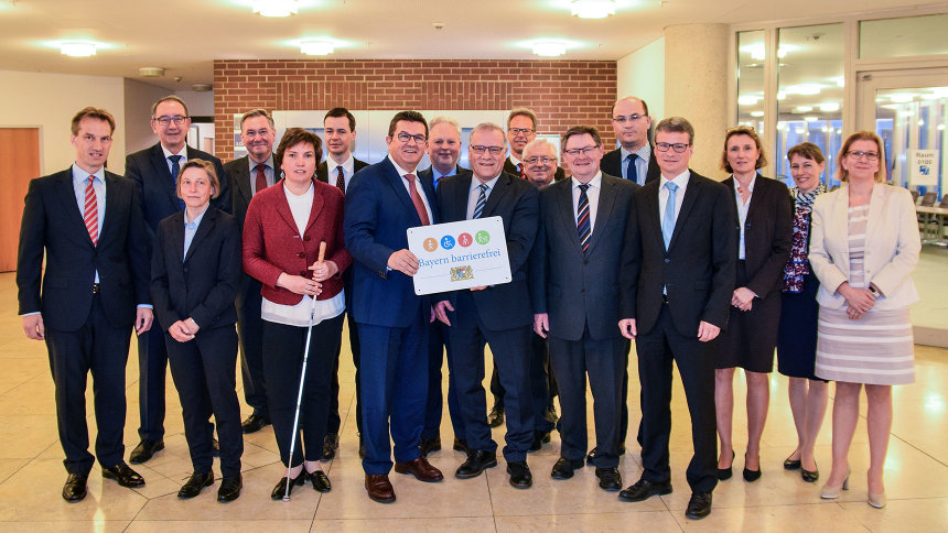 Gruppenbild: Johannes Hintersberger mit Sitzungsteilnehmer/-innen.