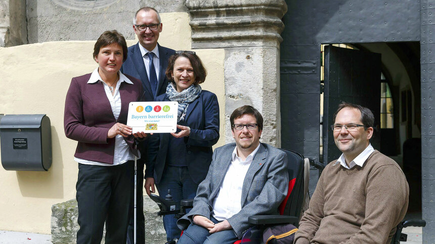 Gruppenbild: Irmgard Badura bei der Signetübergabe.