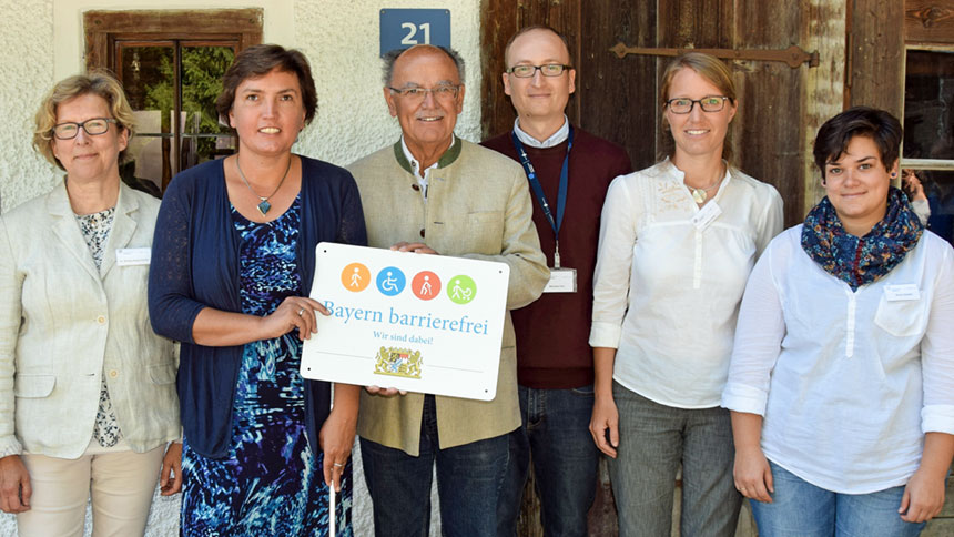 Gruppenfoto: Übergabe des Signets „Bayern barrierefrei“.