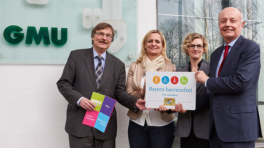 Gruppenfoto: Übergabe des Signets „Bayern barrierefrei“.