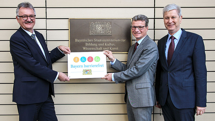 Gruppenbild: Präsentation des Signets „Bayern barrierefrei“.