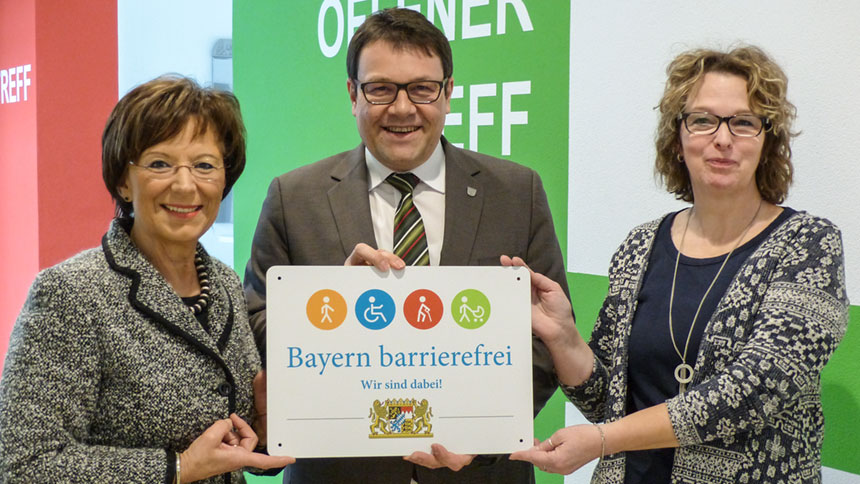 Gruppenfoto: Übergabe des Signets „Bayern barrierefrei“.