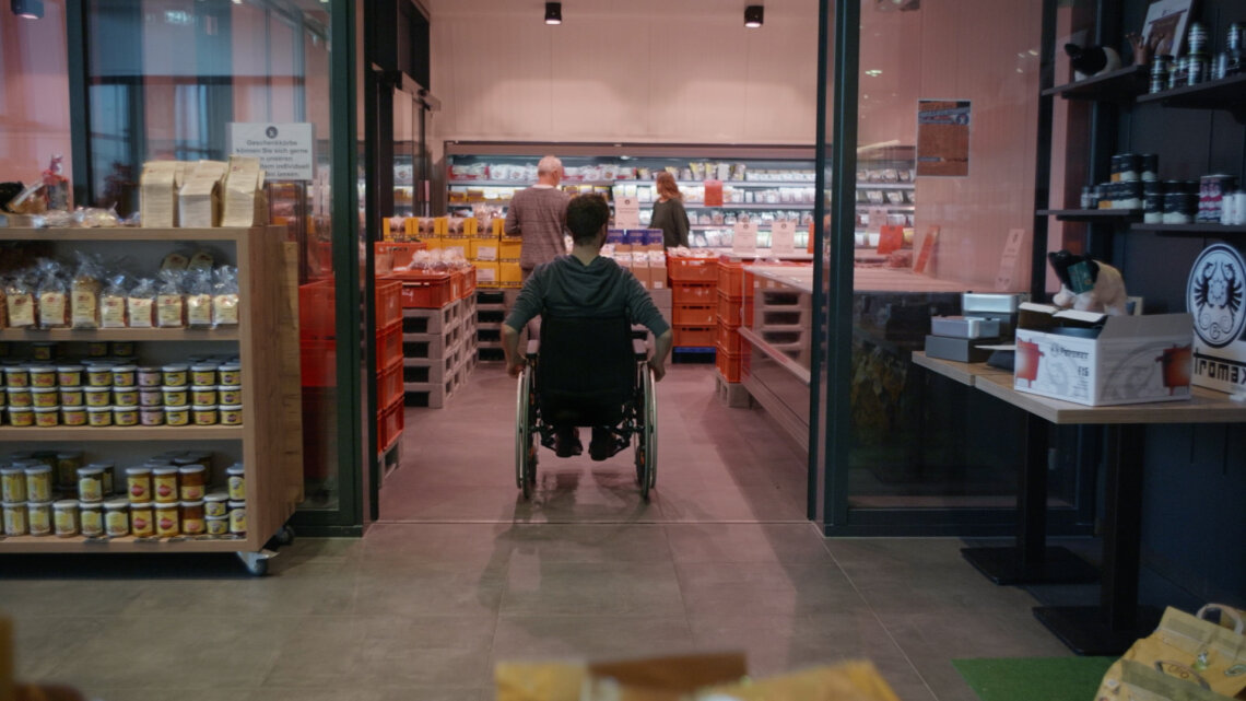 Das Video gibt einen Einblick, wie im Kupfers Metzgermarkt Barrierefreiheit praktisch umgesetzt wird.