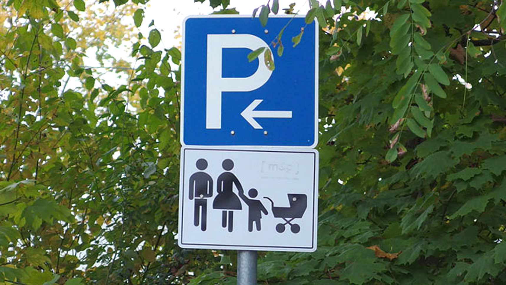 Parkplatzschild für Familien mit Kindern.