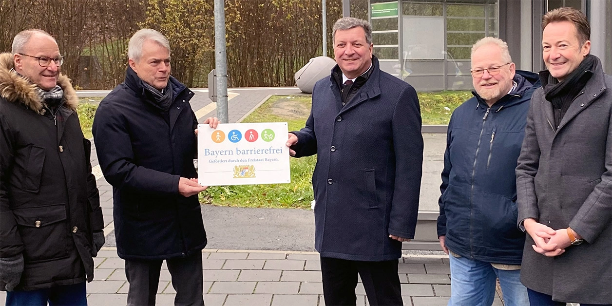 Gruppenbild: Übergabe des Signets „Bayern barrierefrei”.