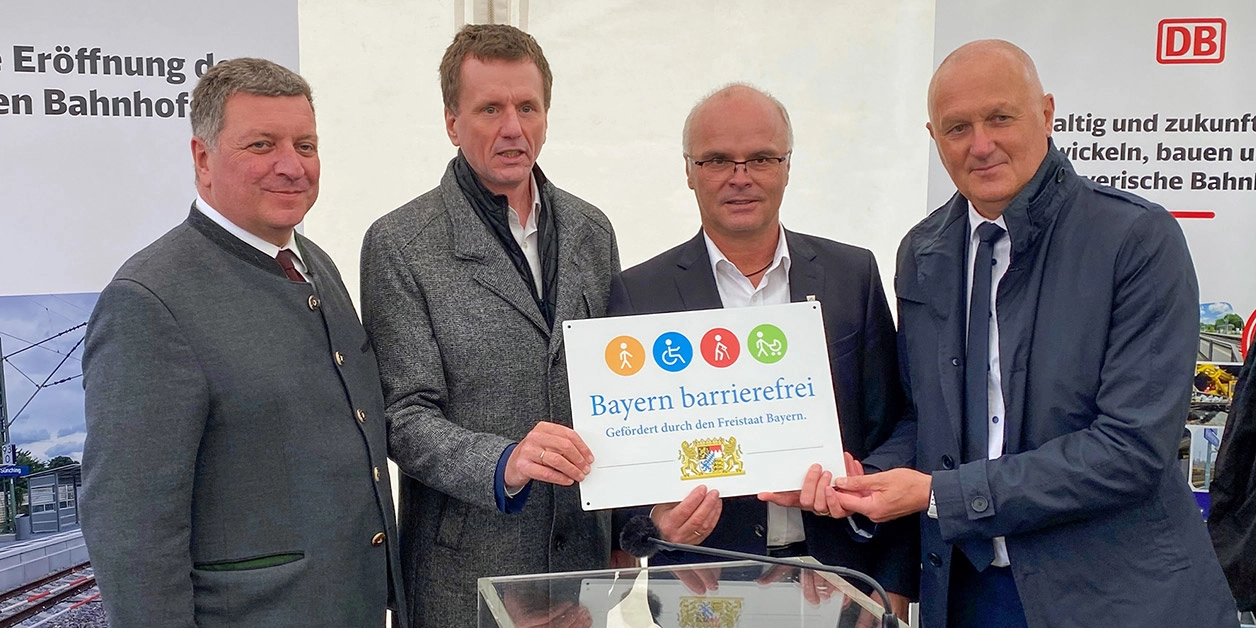 Gruppenbild: Übergabe des Signets „Bayern barrierefrei”.