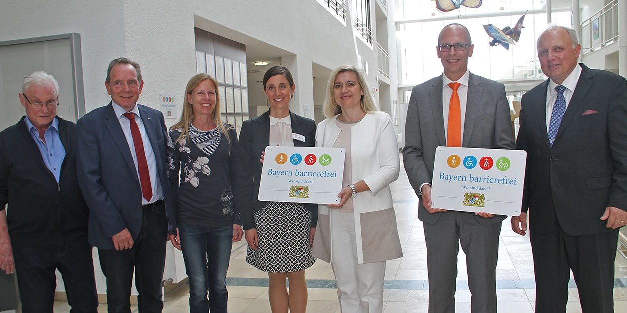 Gruppenbild: Übergabe des Signets „Bayern barrierefrei“.