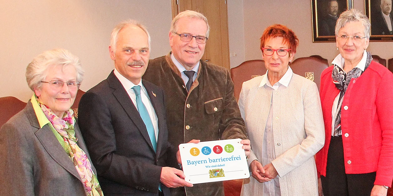 Gruppenbild: Übergabe des Signets „Bayern barrierefrei“.