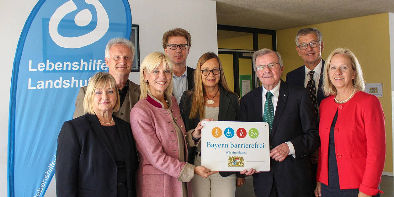 Gruppenbild: Übergabe des Signets „Bayern barrierefrei”.