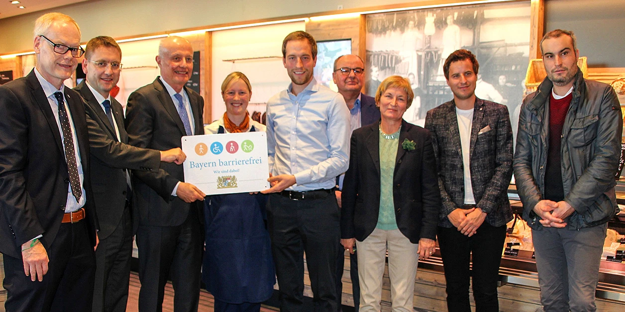 Gruppenbild: Übergabe des Signets „Bayern barrierefrei“.